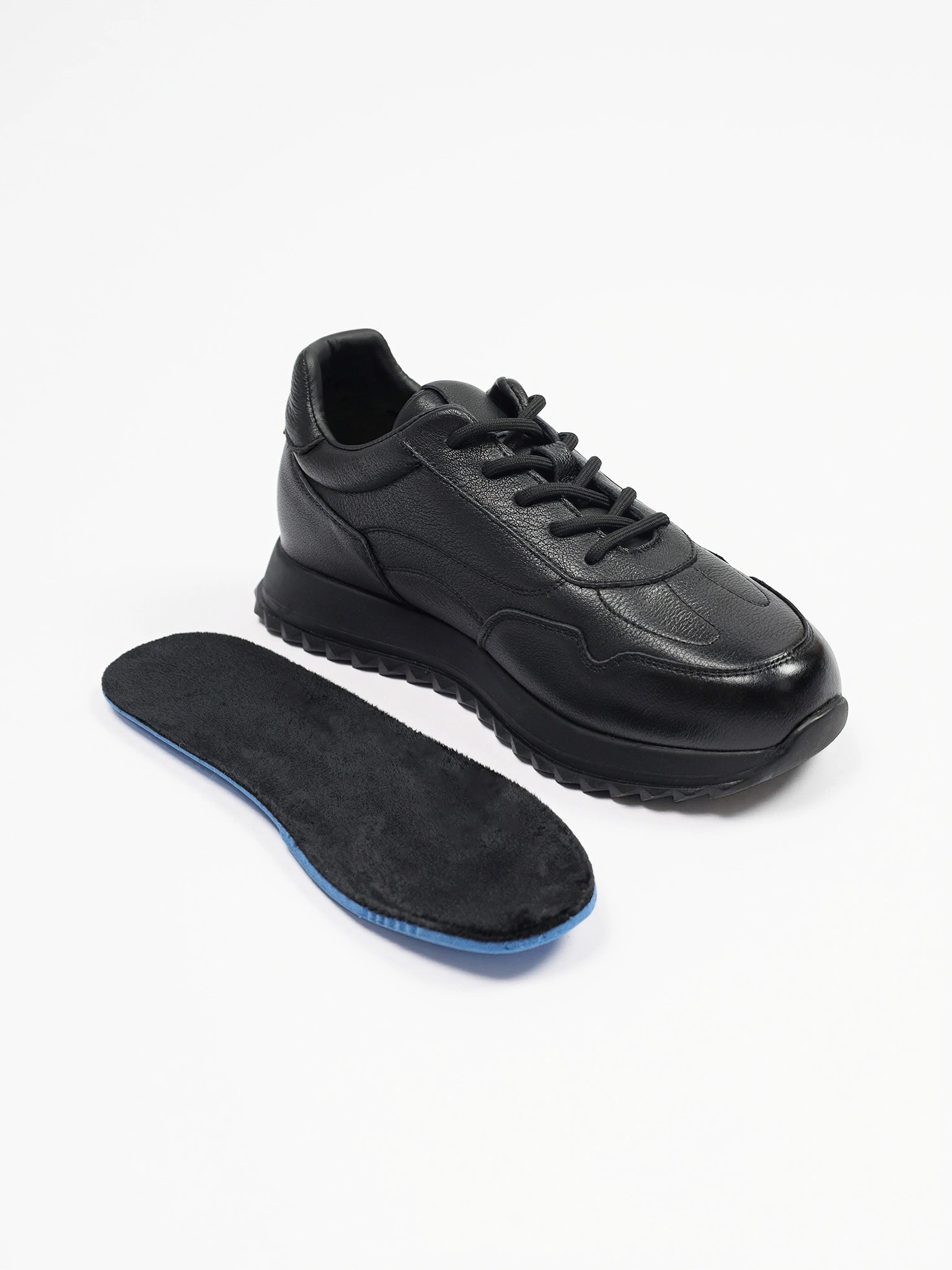 Кроссовки черного цвета на низкой рельефной подошве